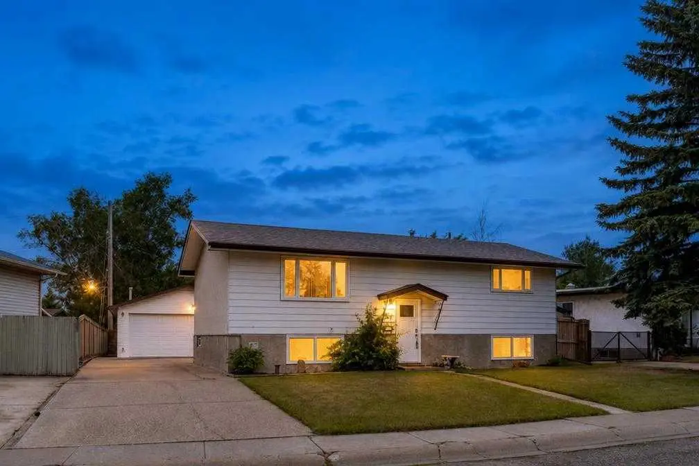 152 Maddock Way NE