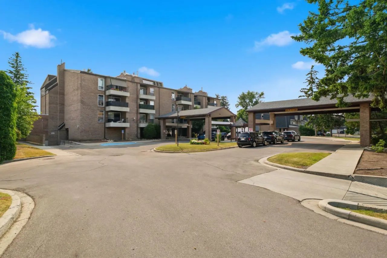 2305, 202 Braeglen Close SW