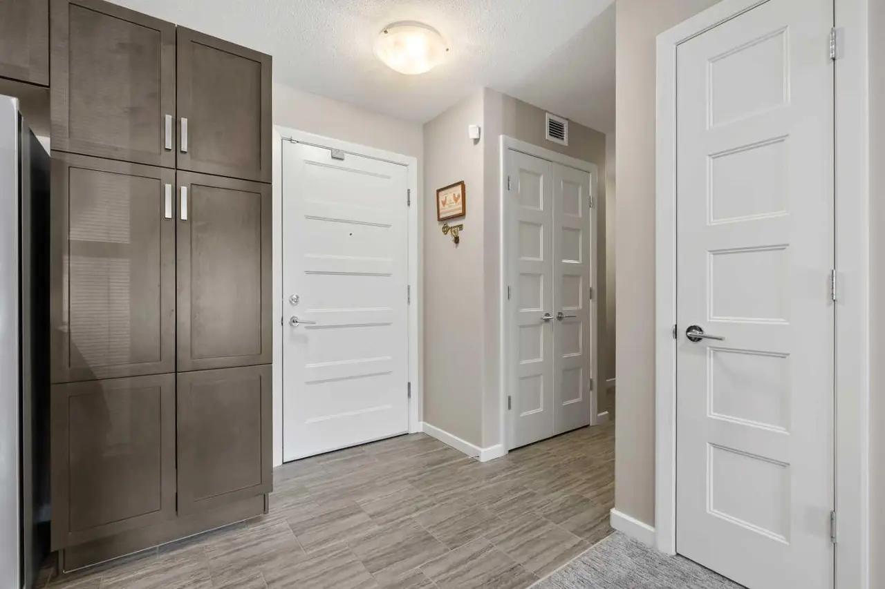 2105, 10 Market Boulevard SE
