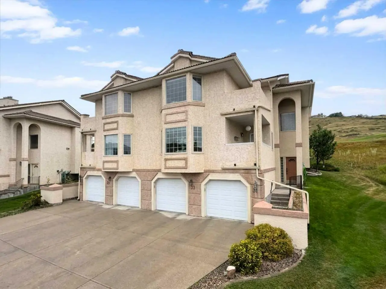 33 Canyon Court W