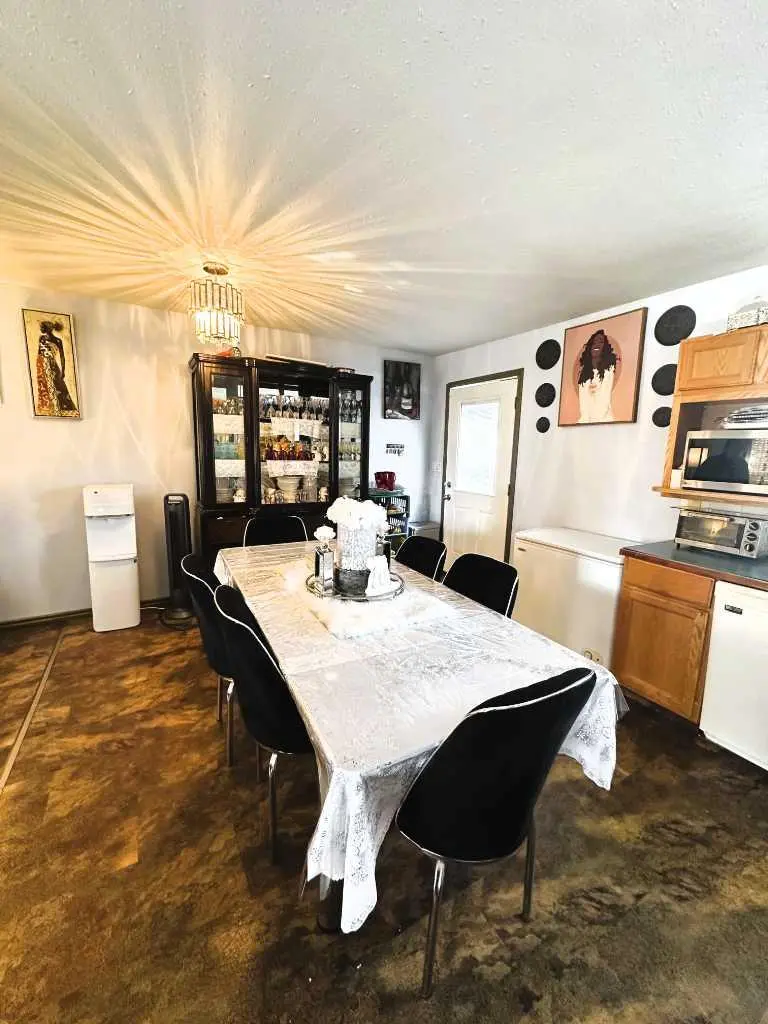 200 Upland Boulevard W