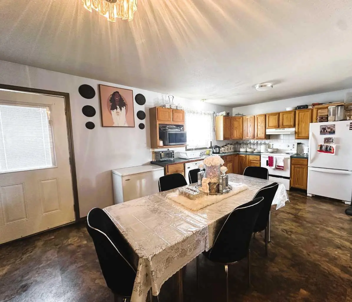 200 Upland Boulevard W
