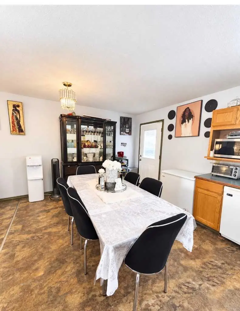 200 Upland Boulevard W