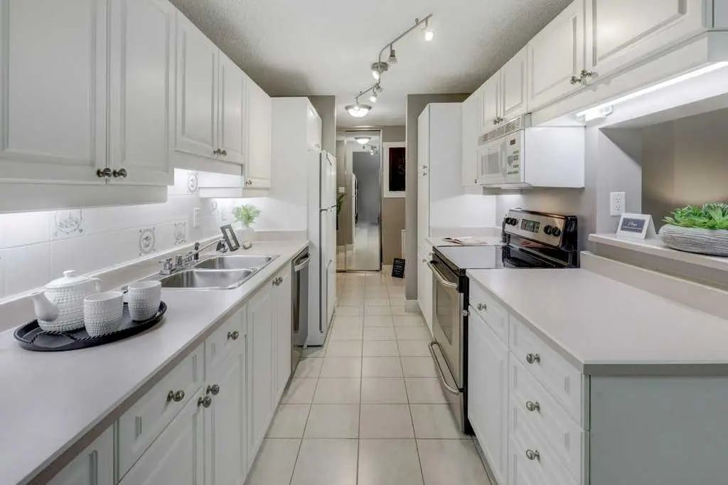 1405, 201 Braeglen Close SW