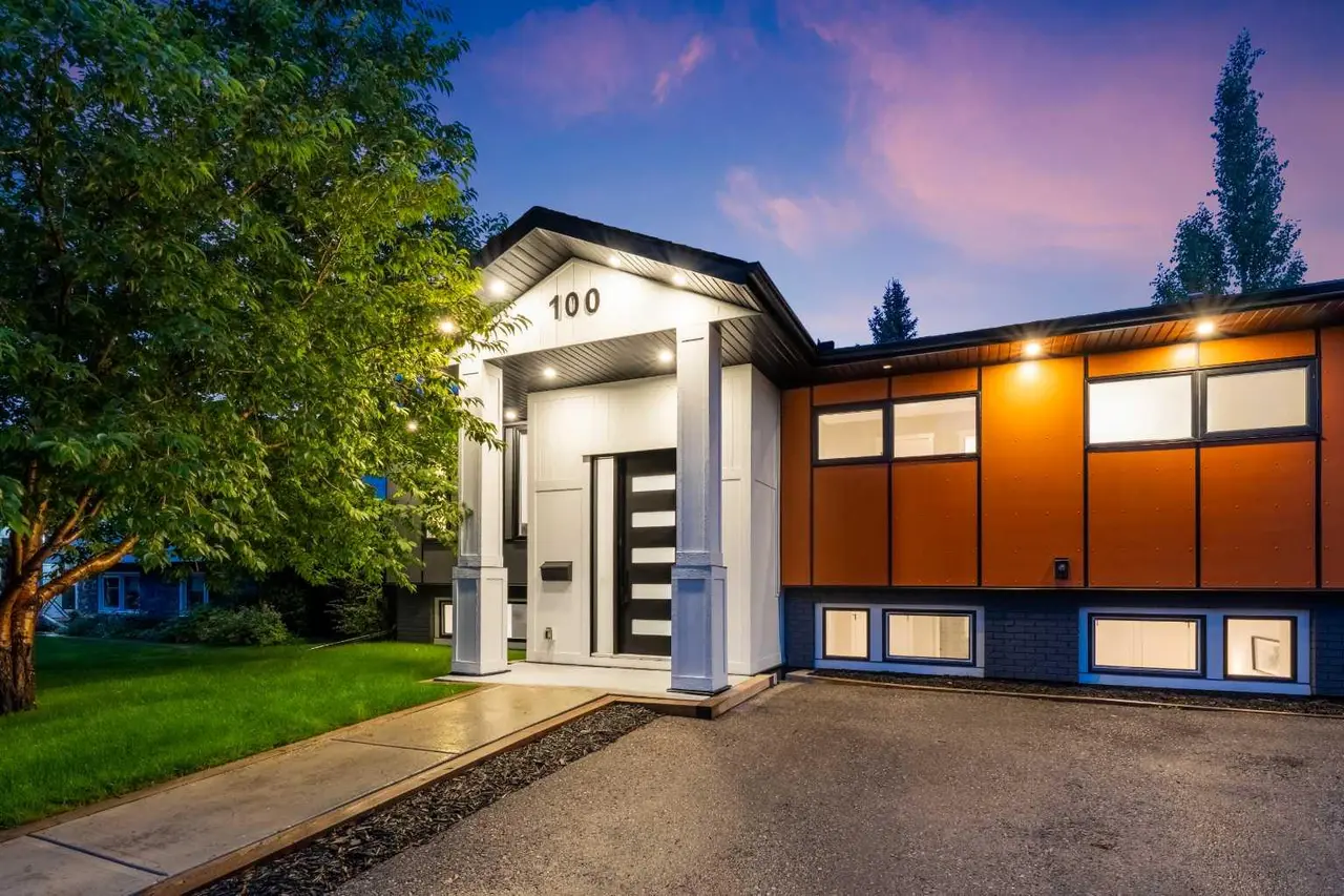 100 Lake Crimson Close SE