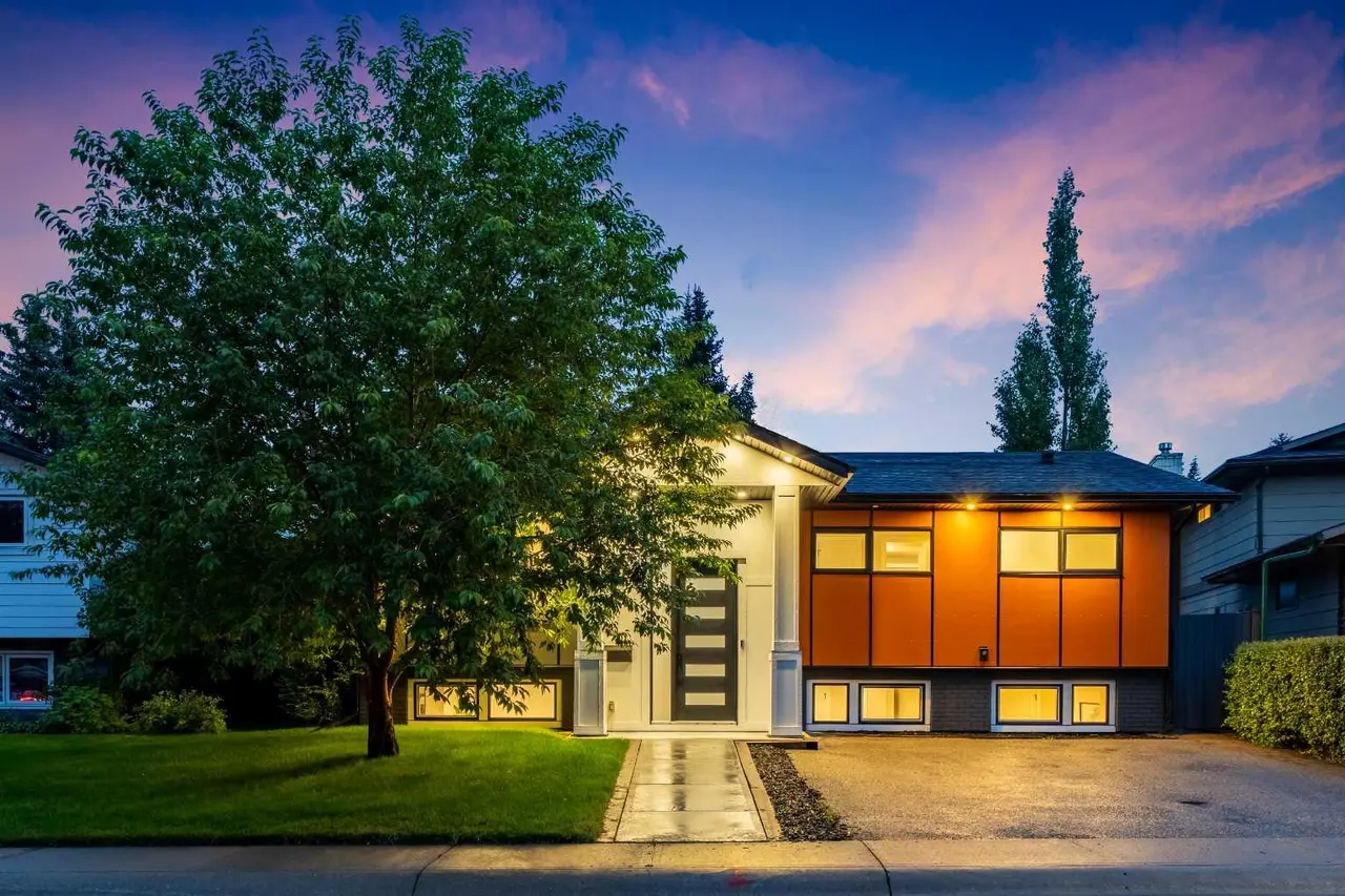 100 Lake Crimson Close SE