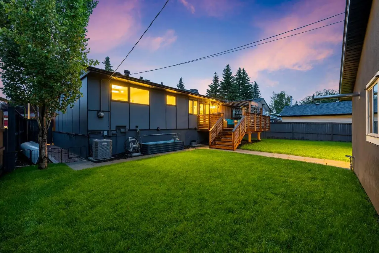 100 Lake Crimson Close SE