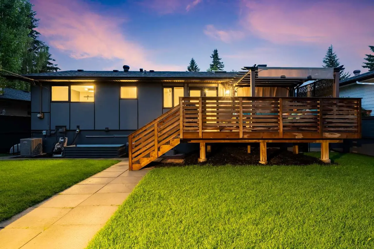 100 Lake Crimson Close SE