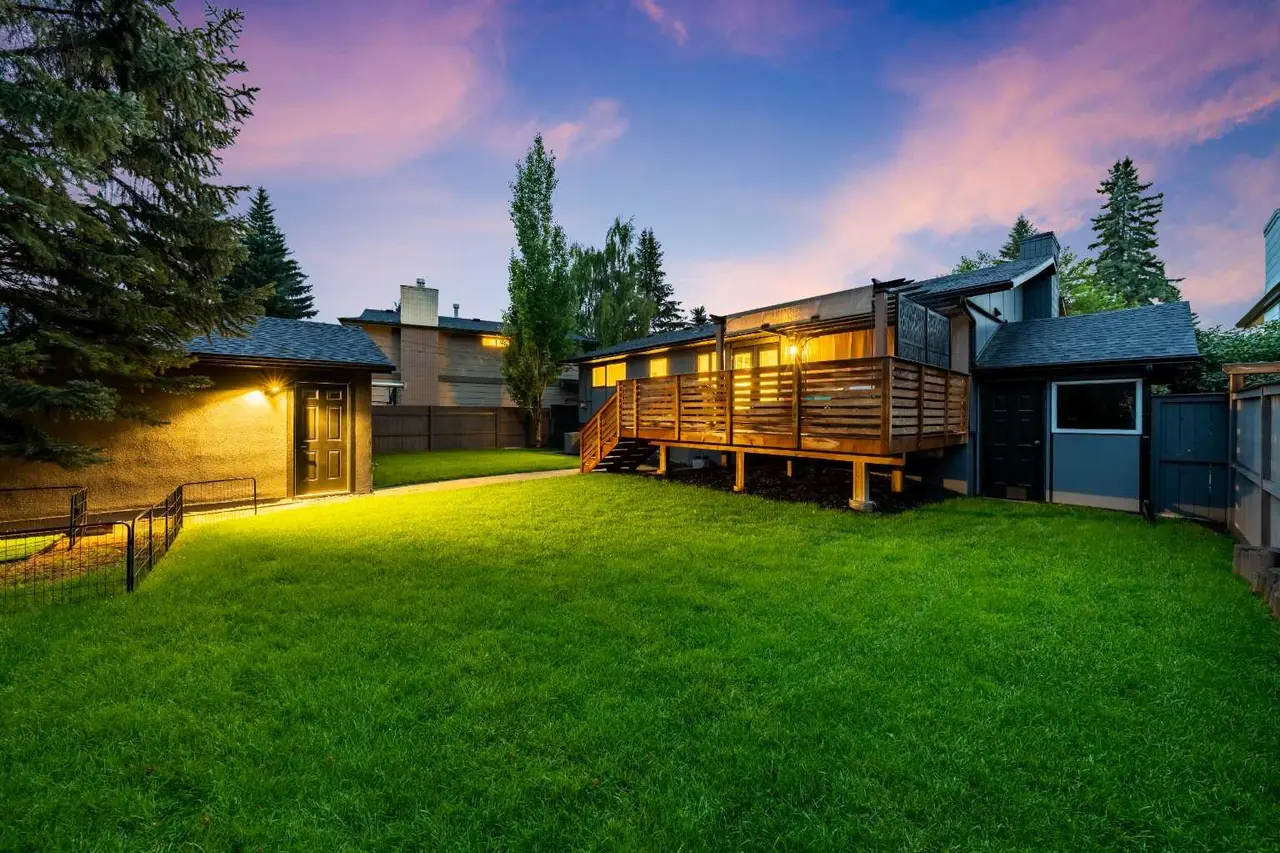 100 Lake Crimson Close SE