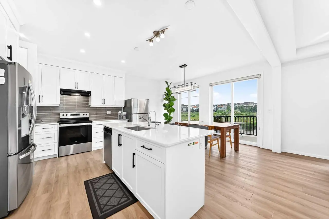 149 Carrington Crescent NW
