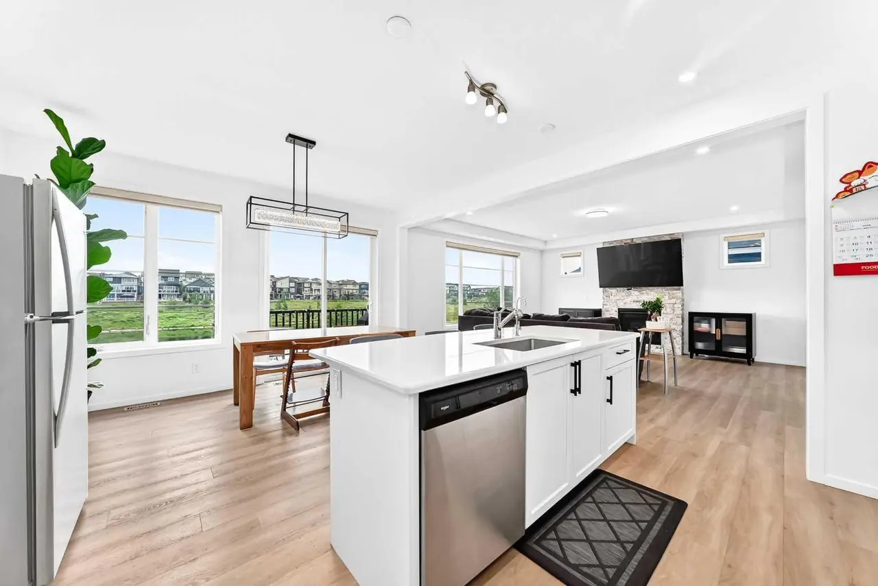 149 Carrington Crescent NW