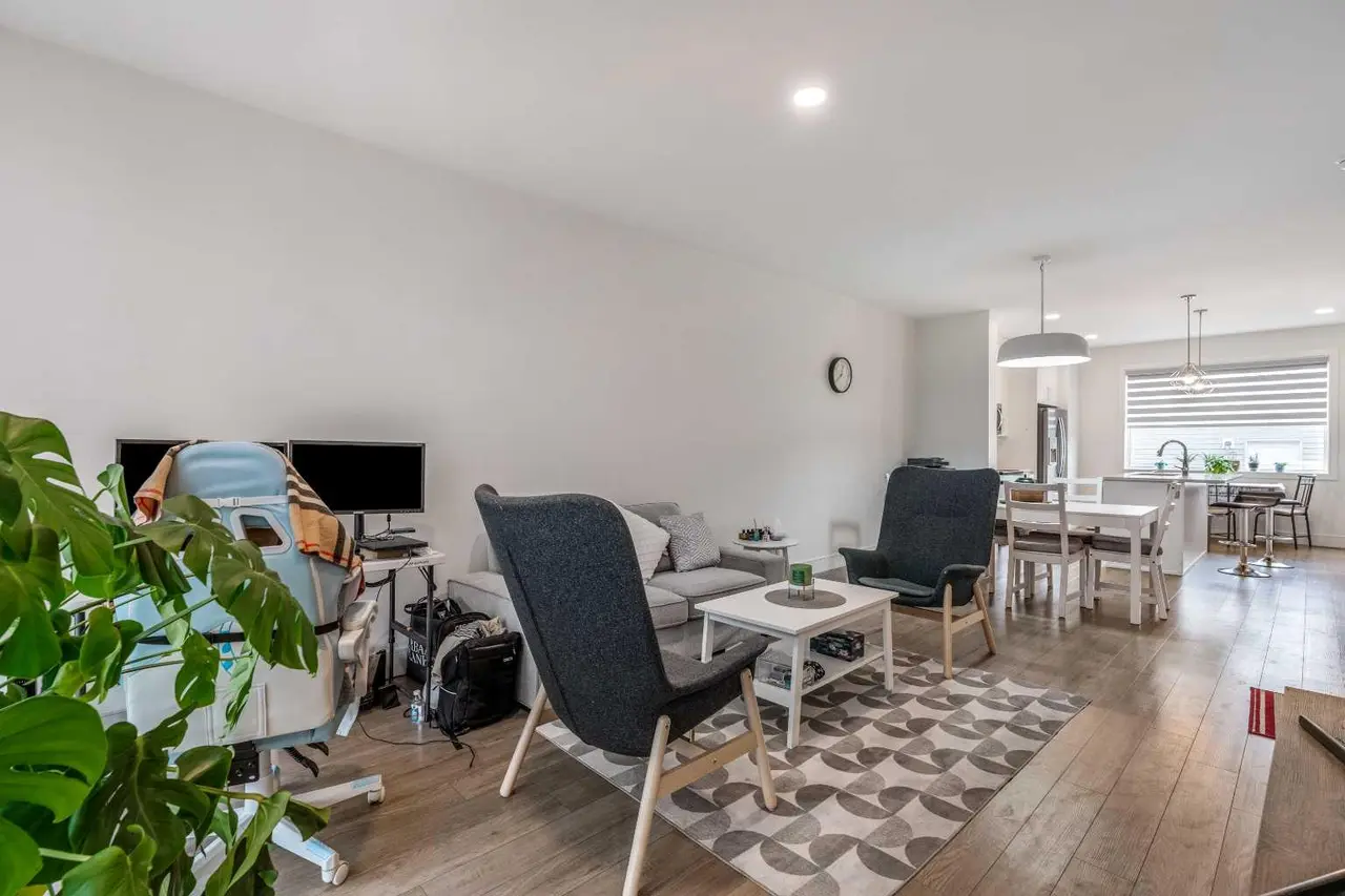 270 Grassland Boulevard W