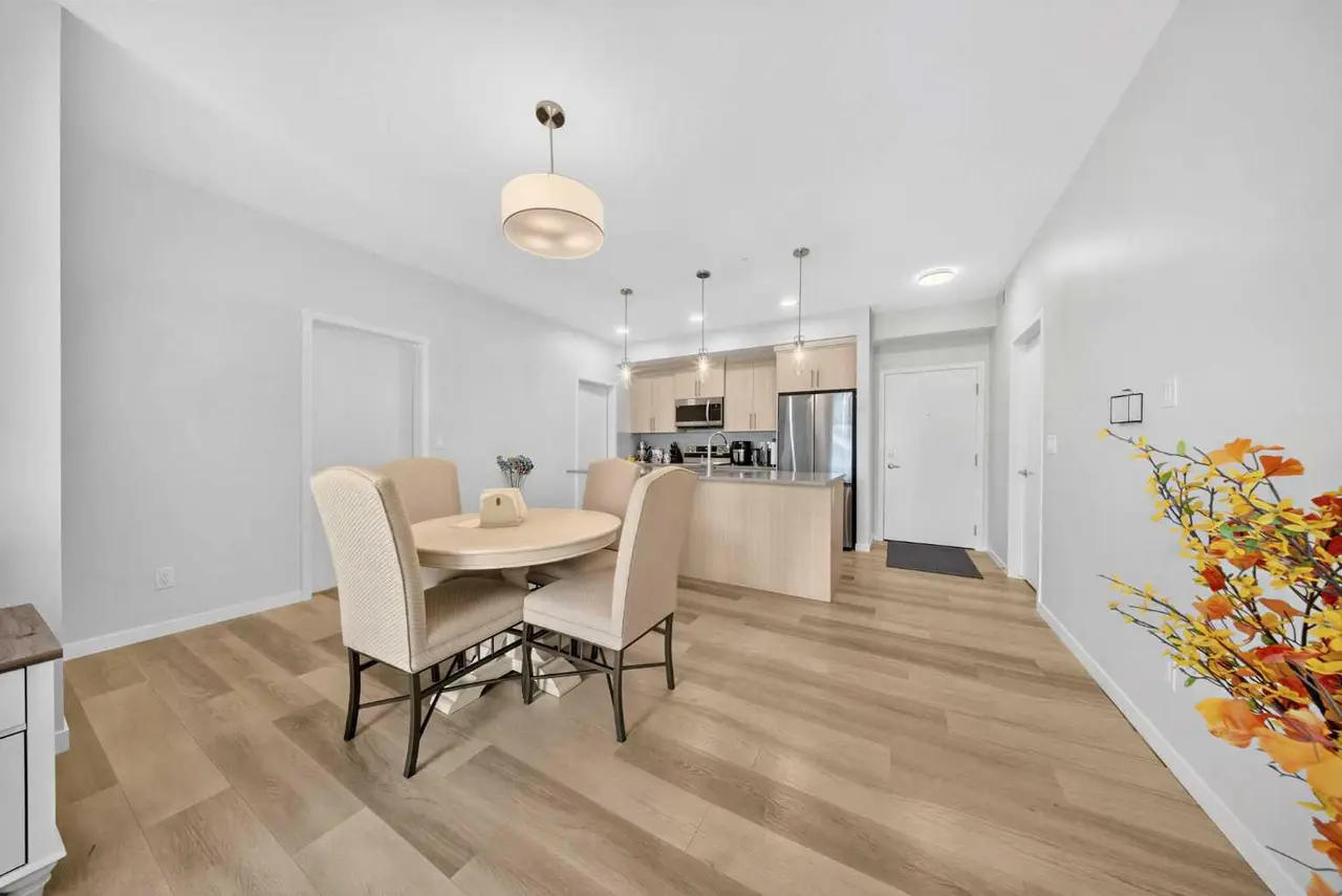 1211, 220 Seton Grove SE