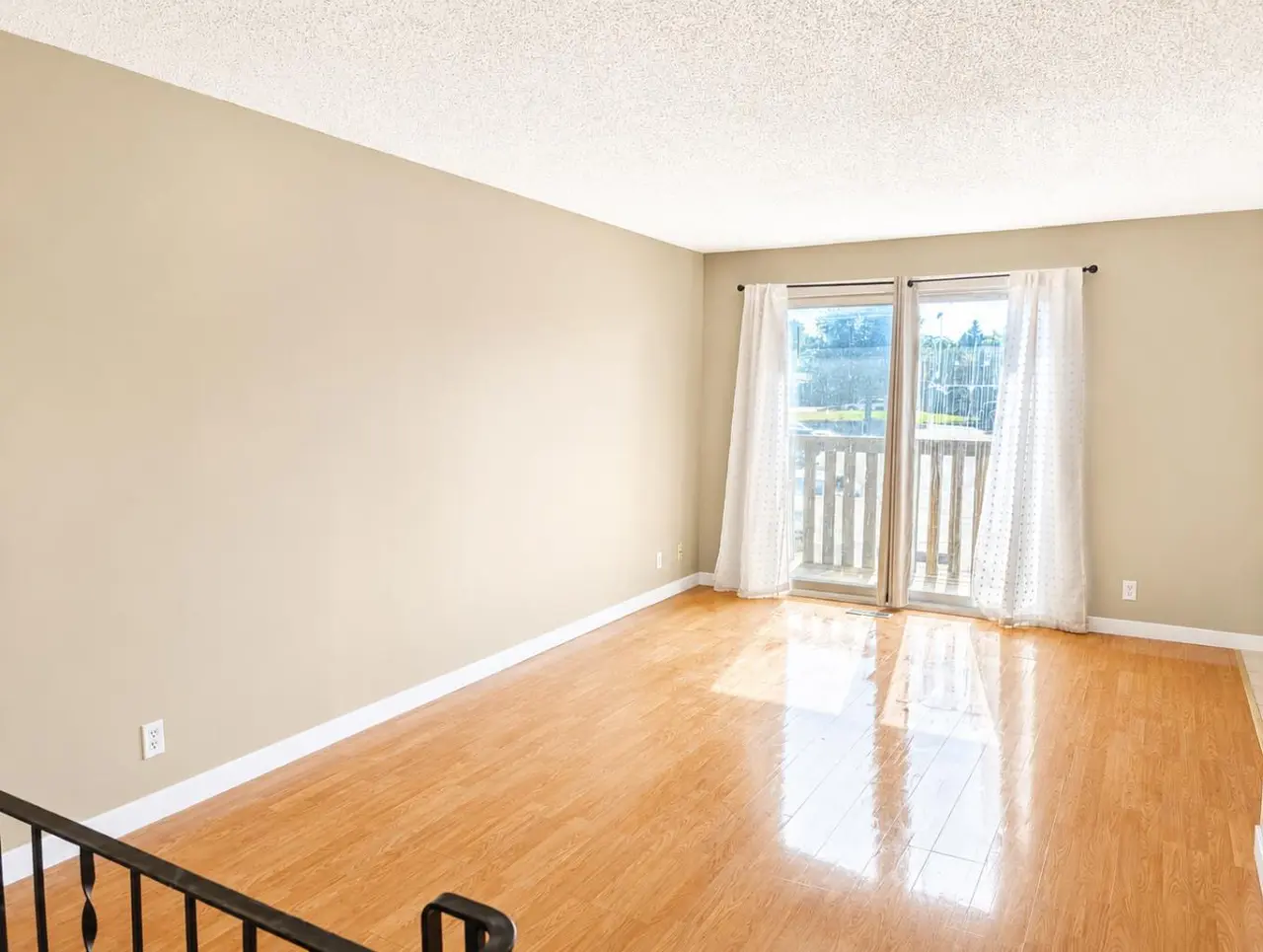 35, 5 Acadia Road W