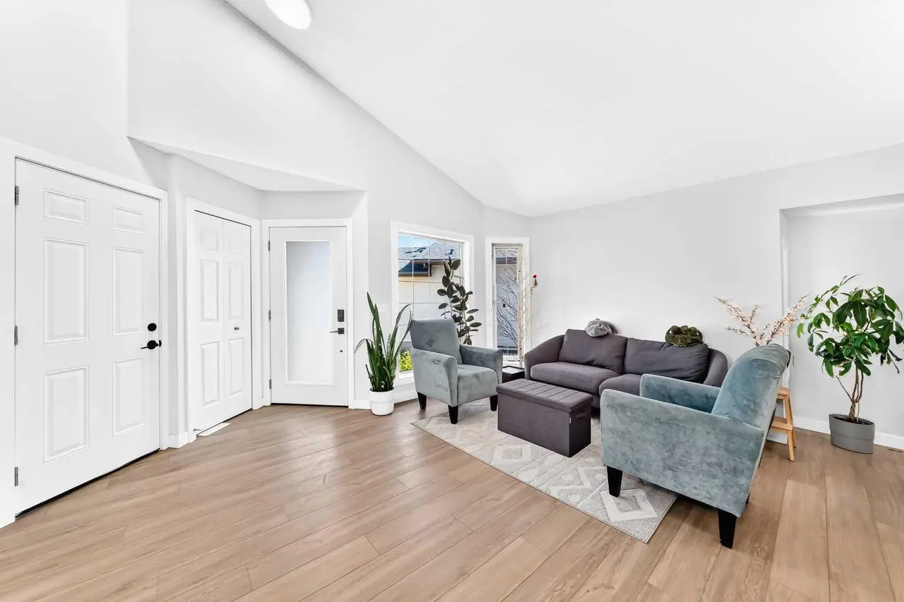 315 Appleglen Place SE