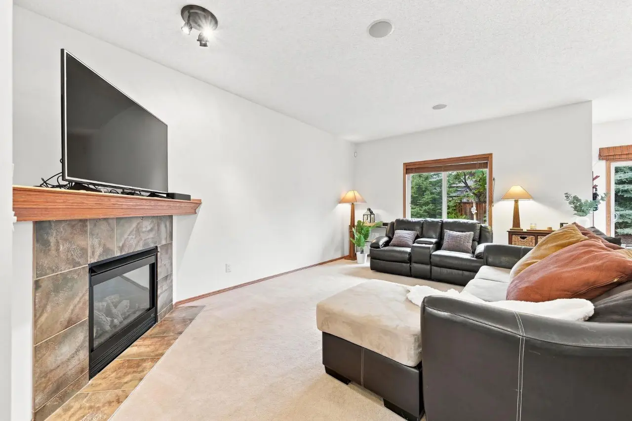 32 Tuscany Ravine Crescent NW