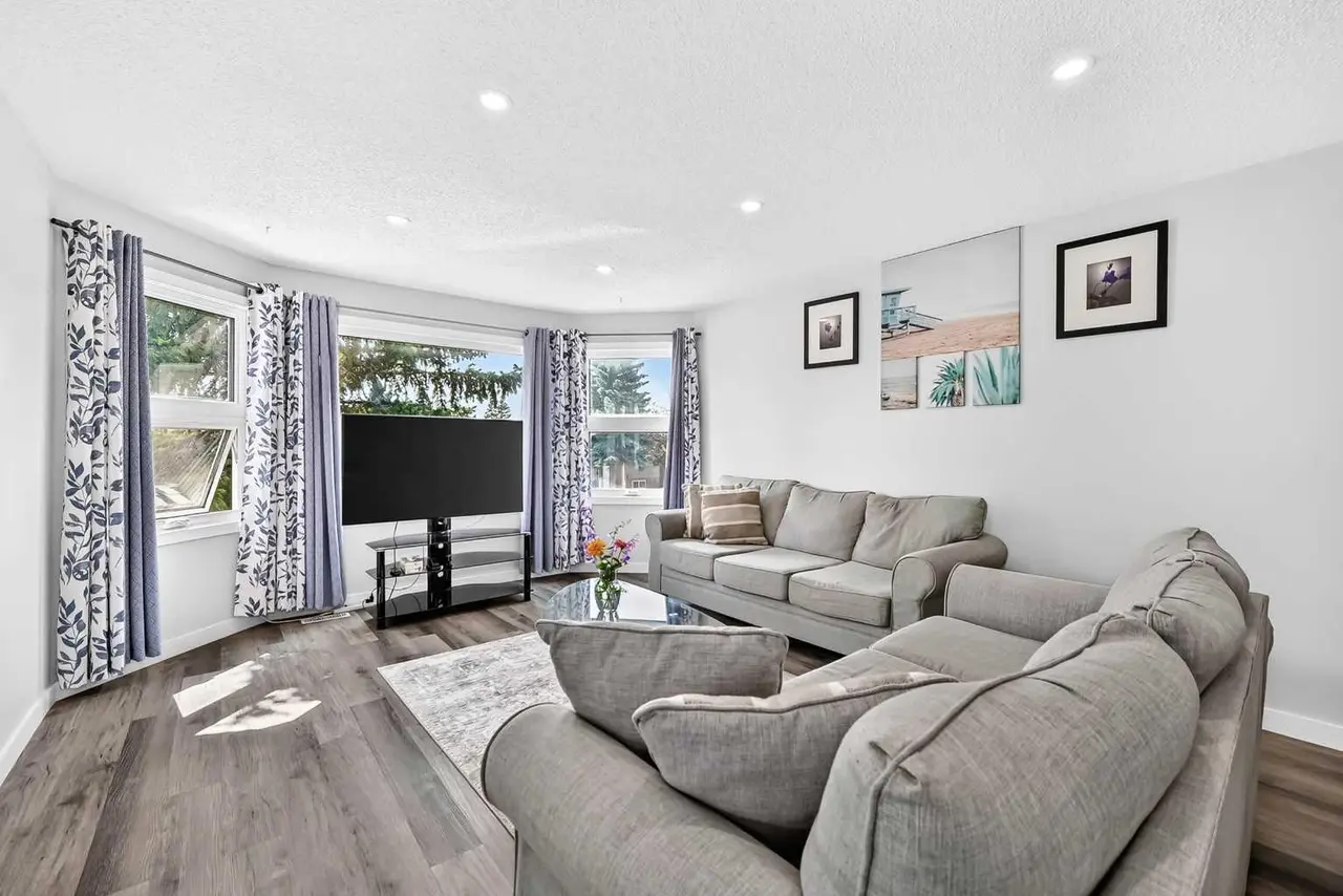 76 aberfoyle Close NE