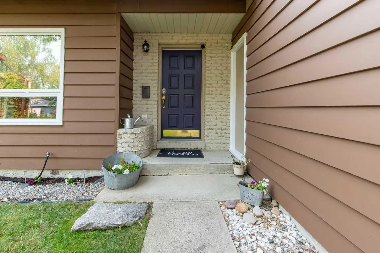 49 Iroquois Crescent W