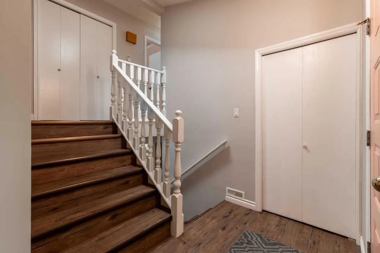 49 Iroquois Crescent W
