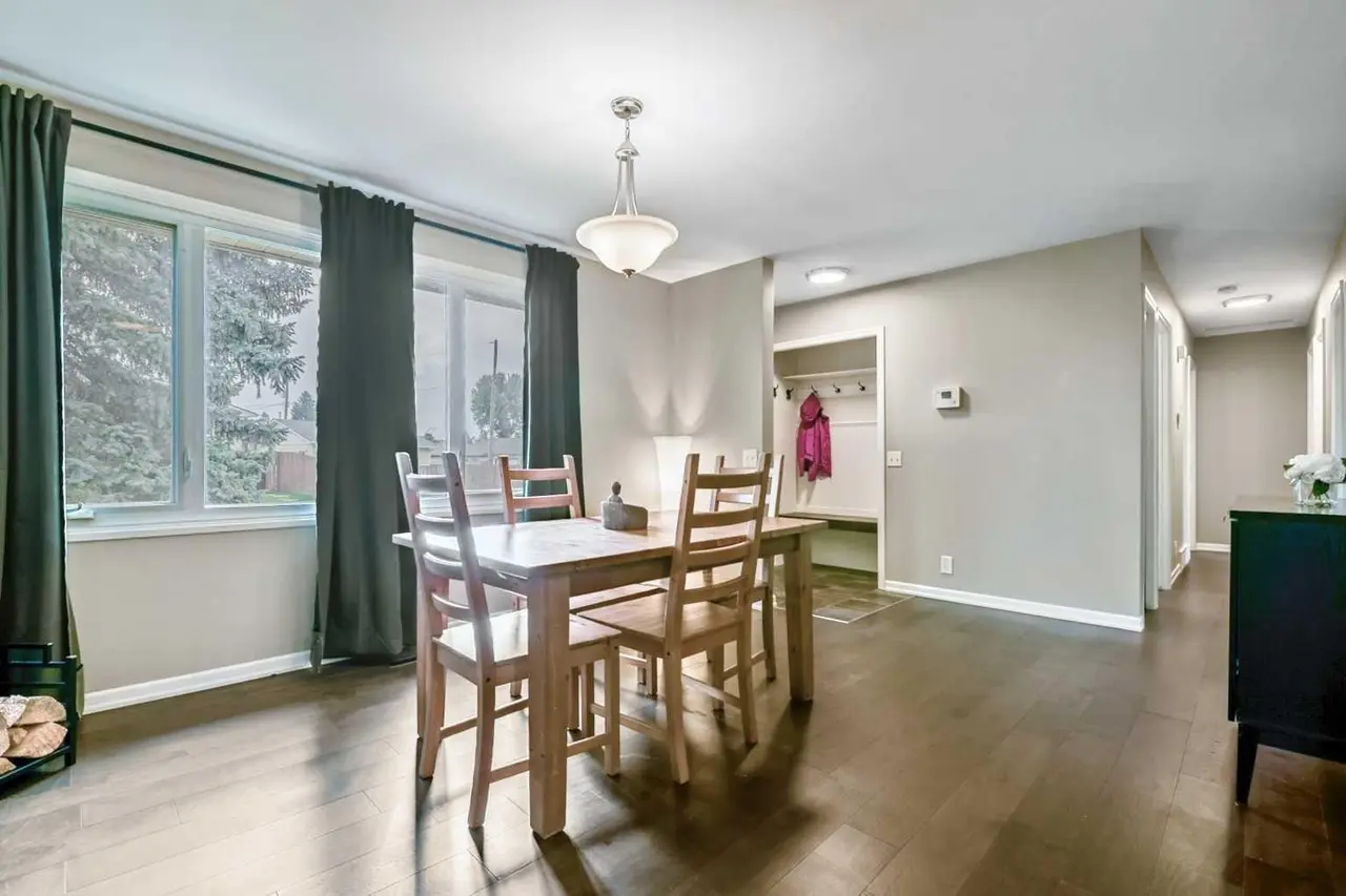 135 Manora Hill NE