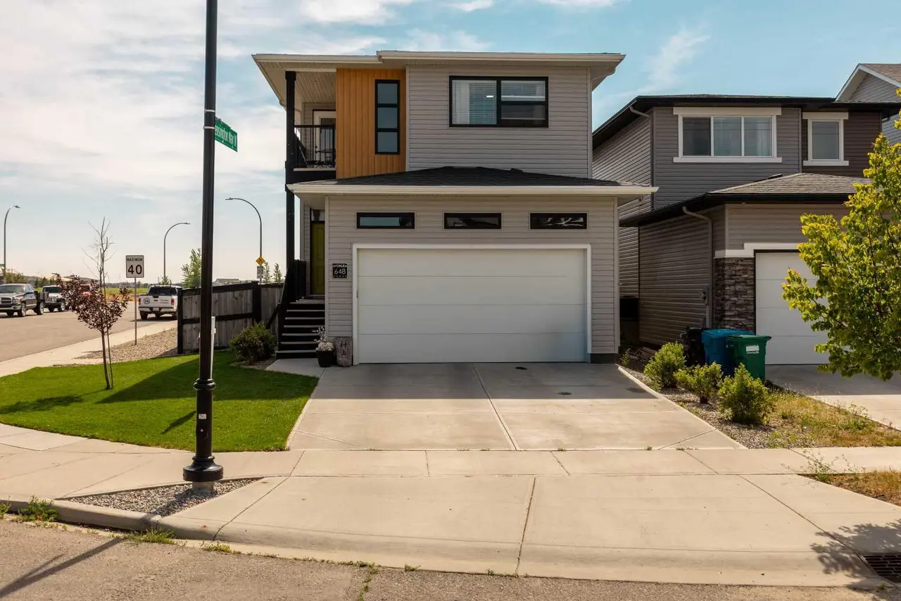 648 Aquitania Boulevard W