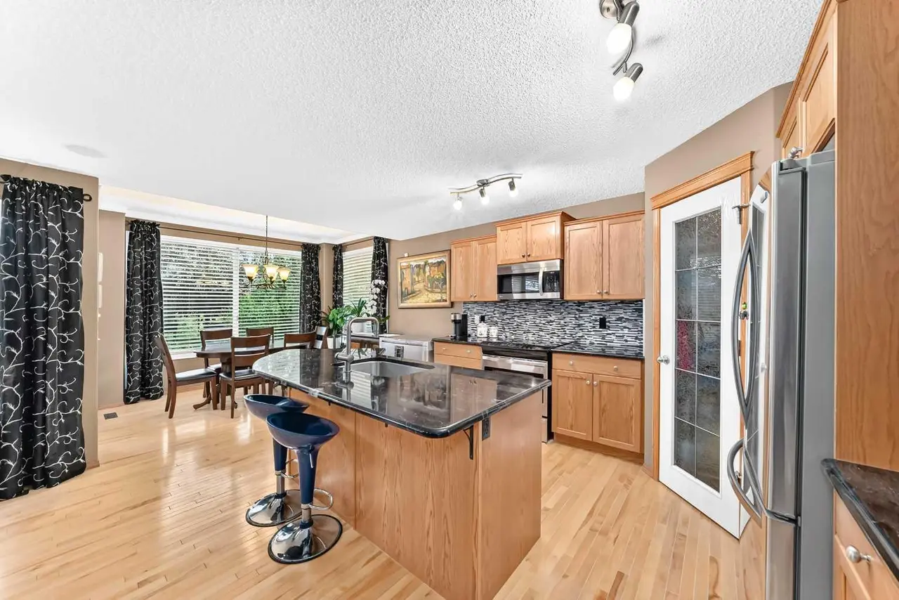 144 Cougarstone Common SW
