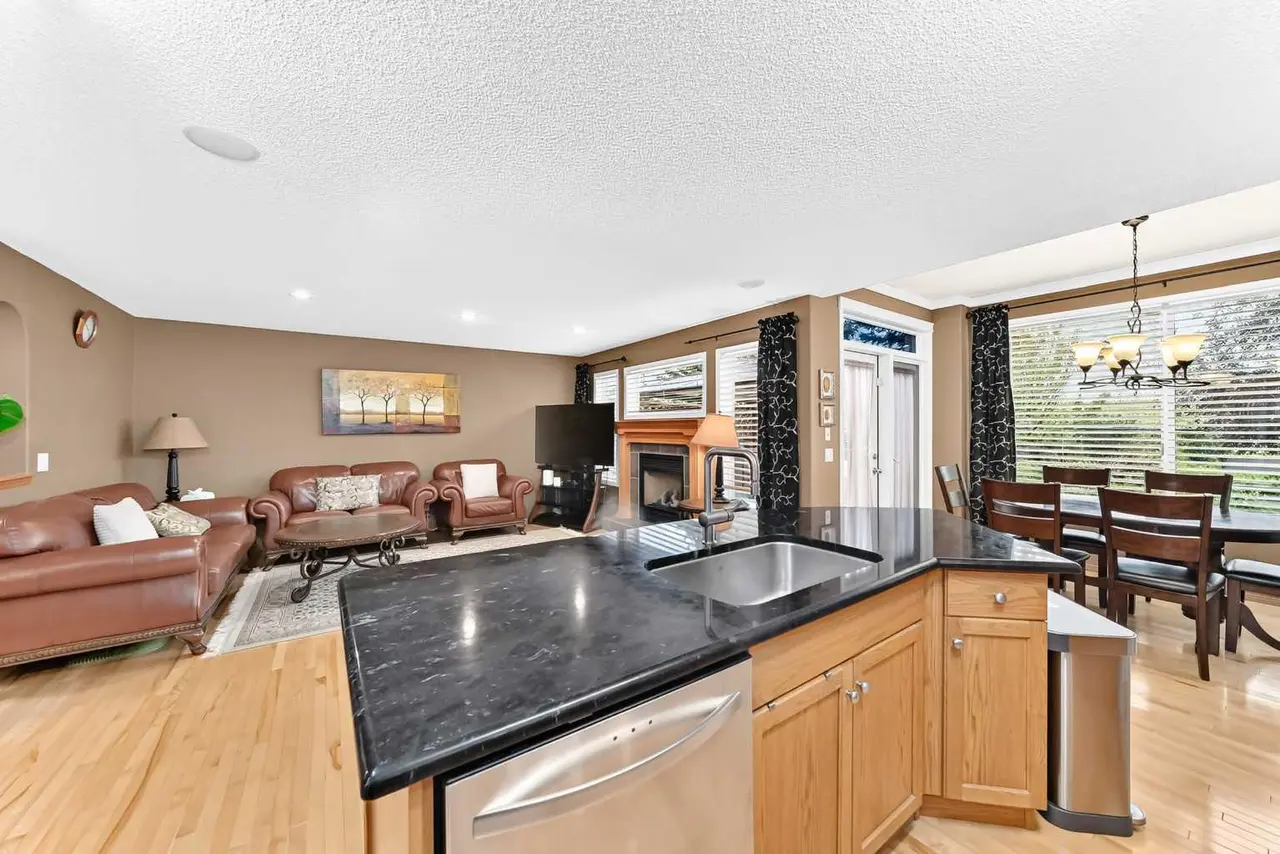 144 Cougarstone Common SW