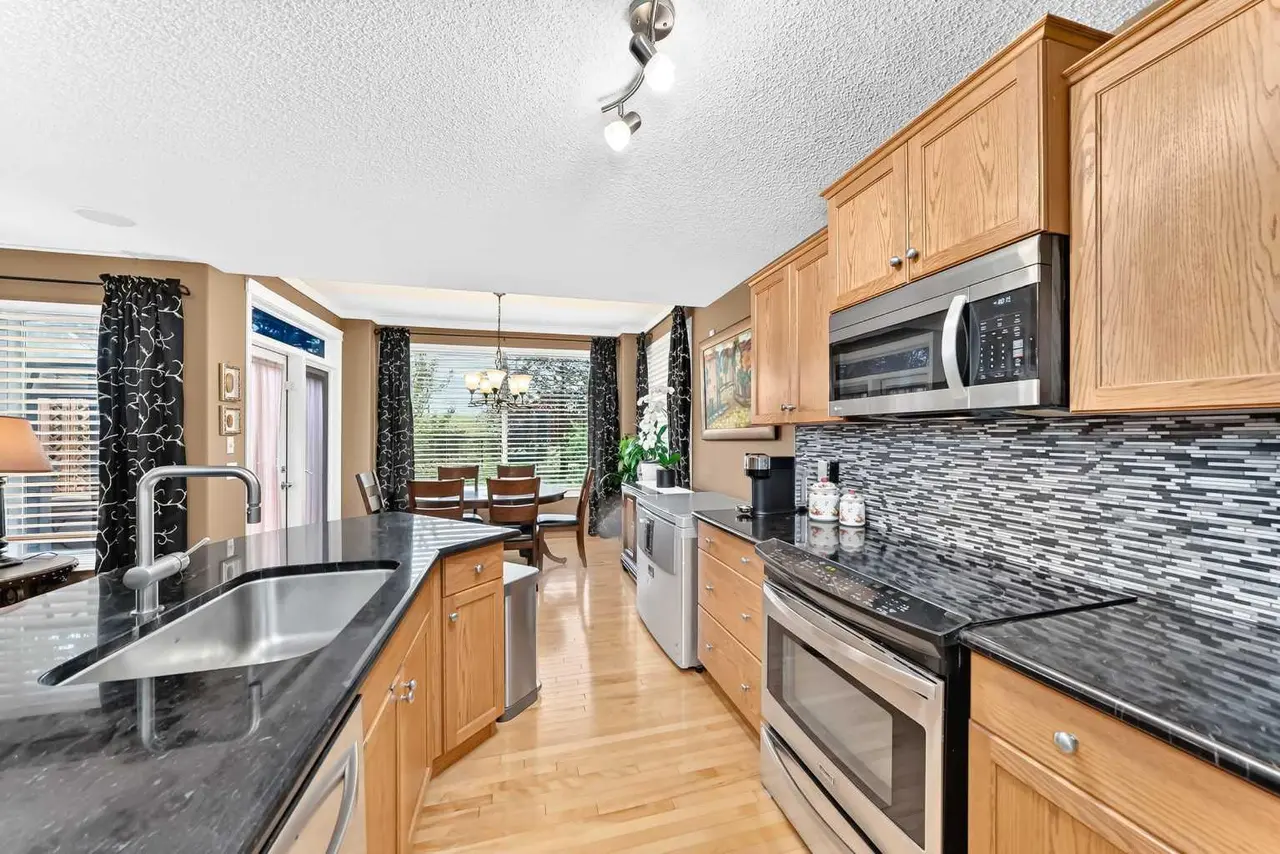 144 Cougarstone Common SW