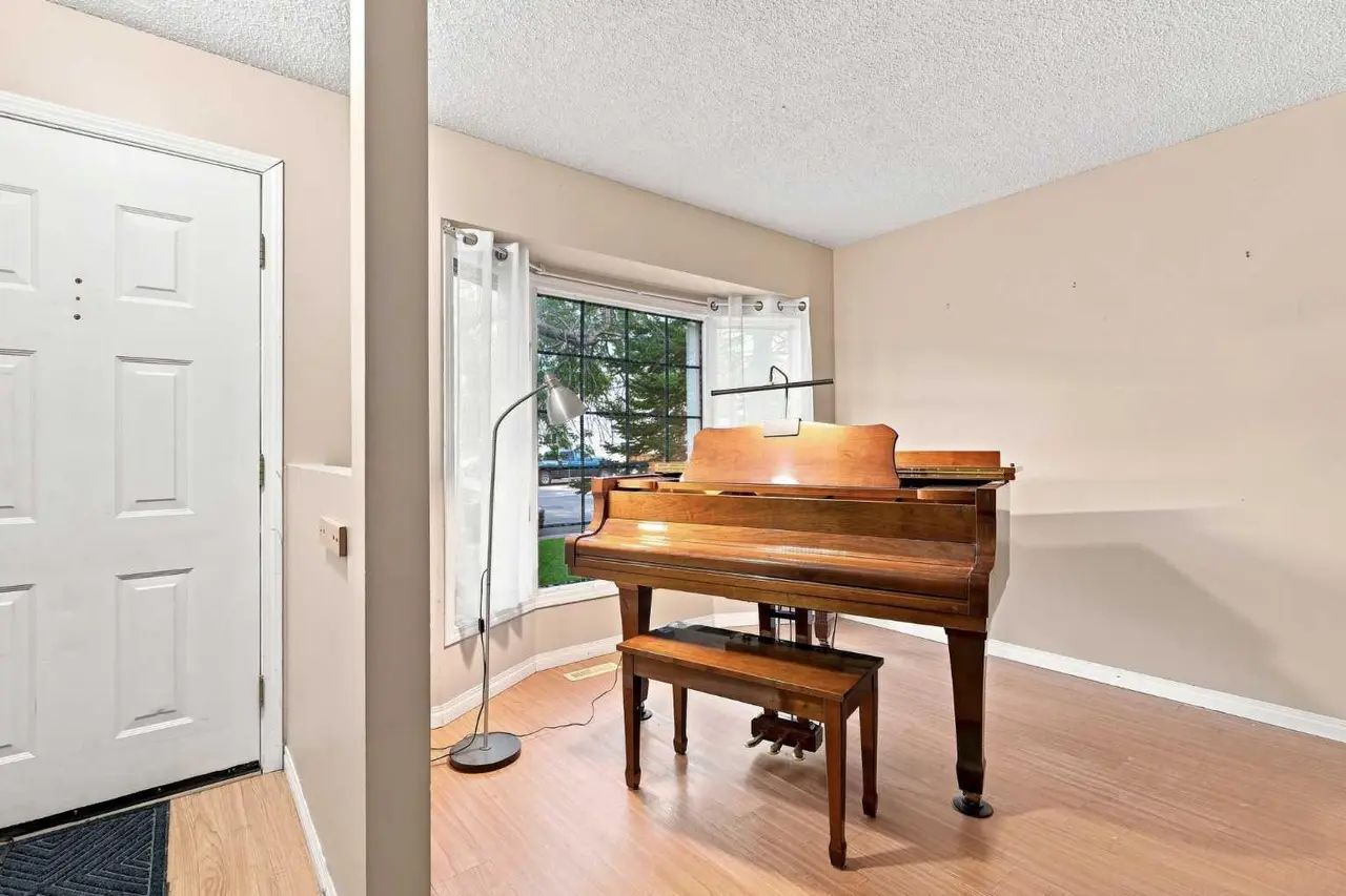 70 Edgeburn Crescent 