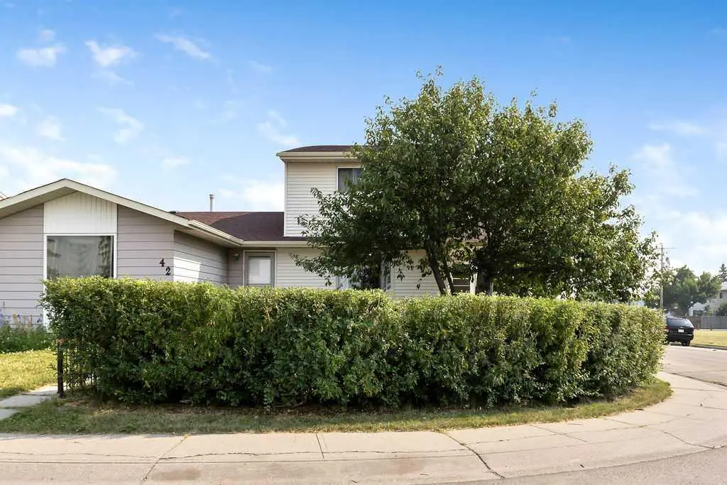 44 Falwood Crescent NE