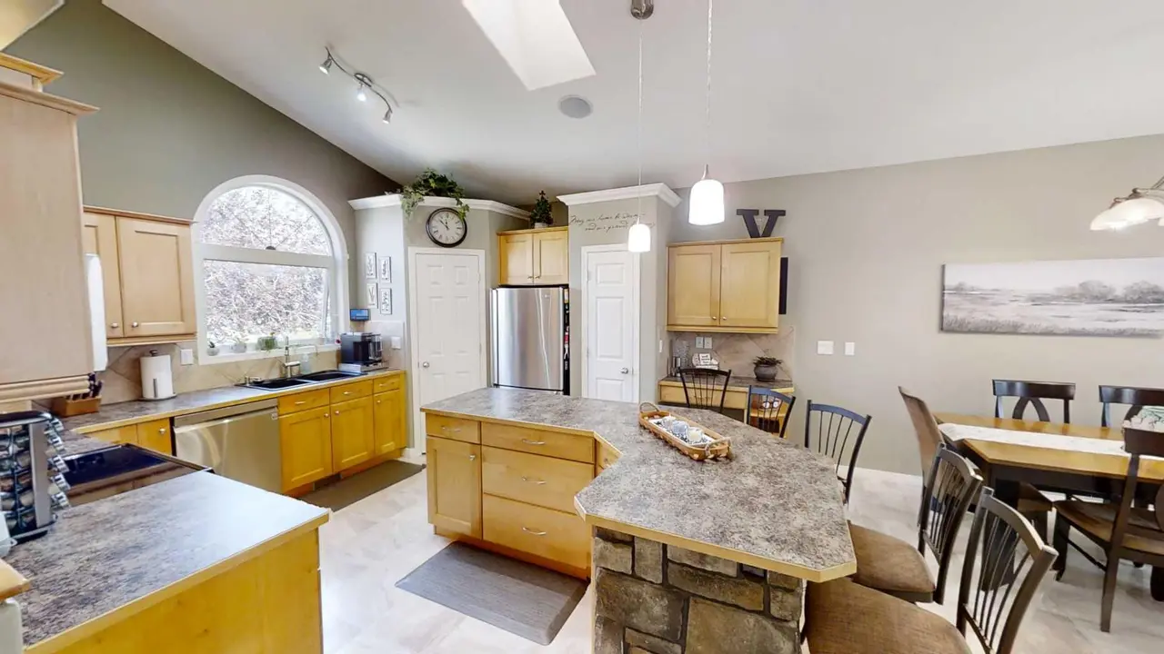 64 Riverwood Manor W