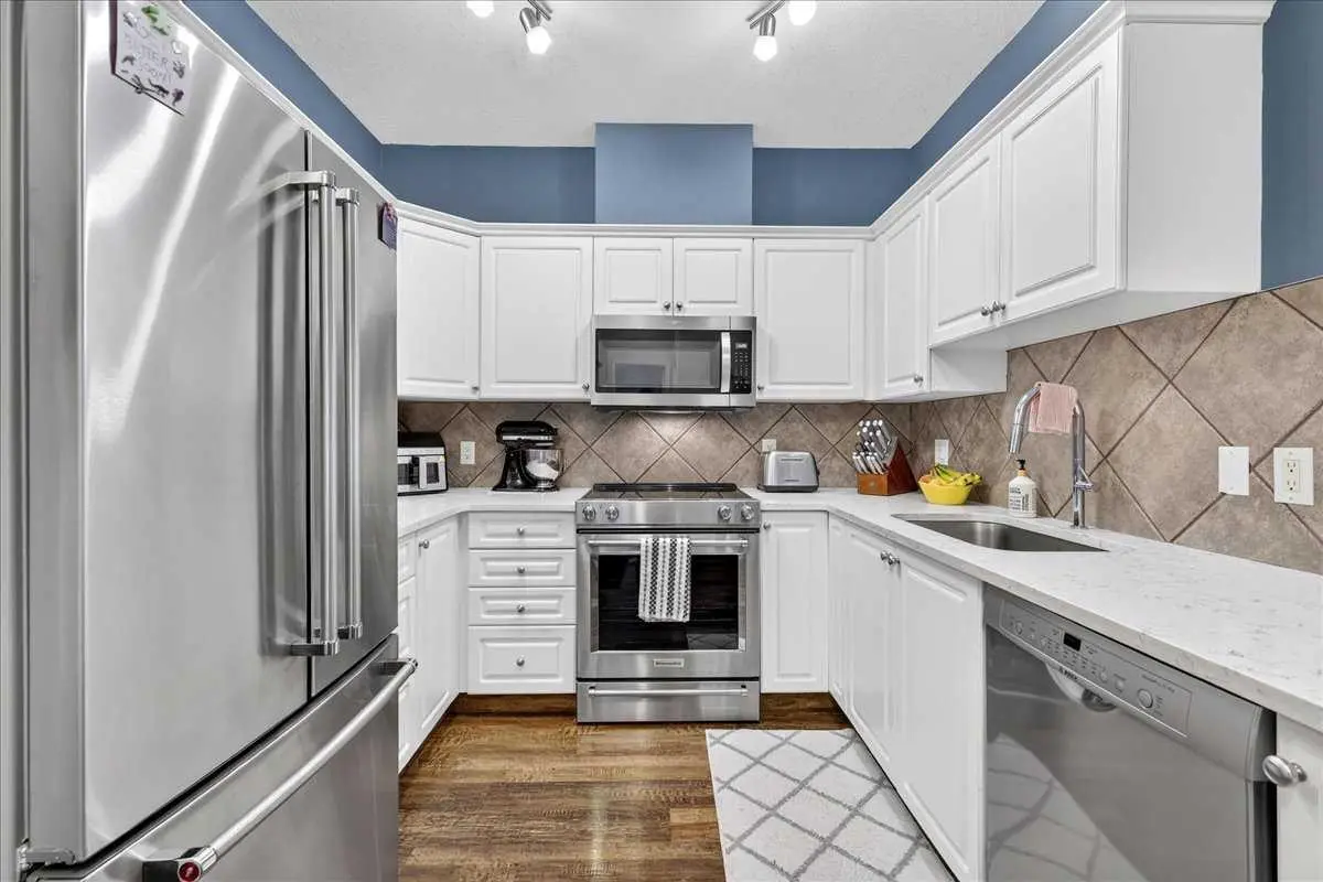 1109, 1109 Lake Fraser Green SE