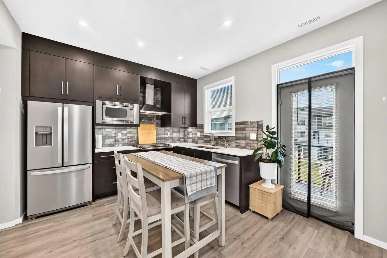 203, 120 Redstone Walk NE