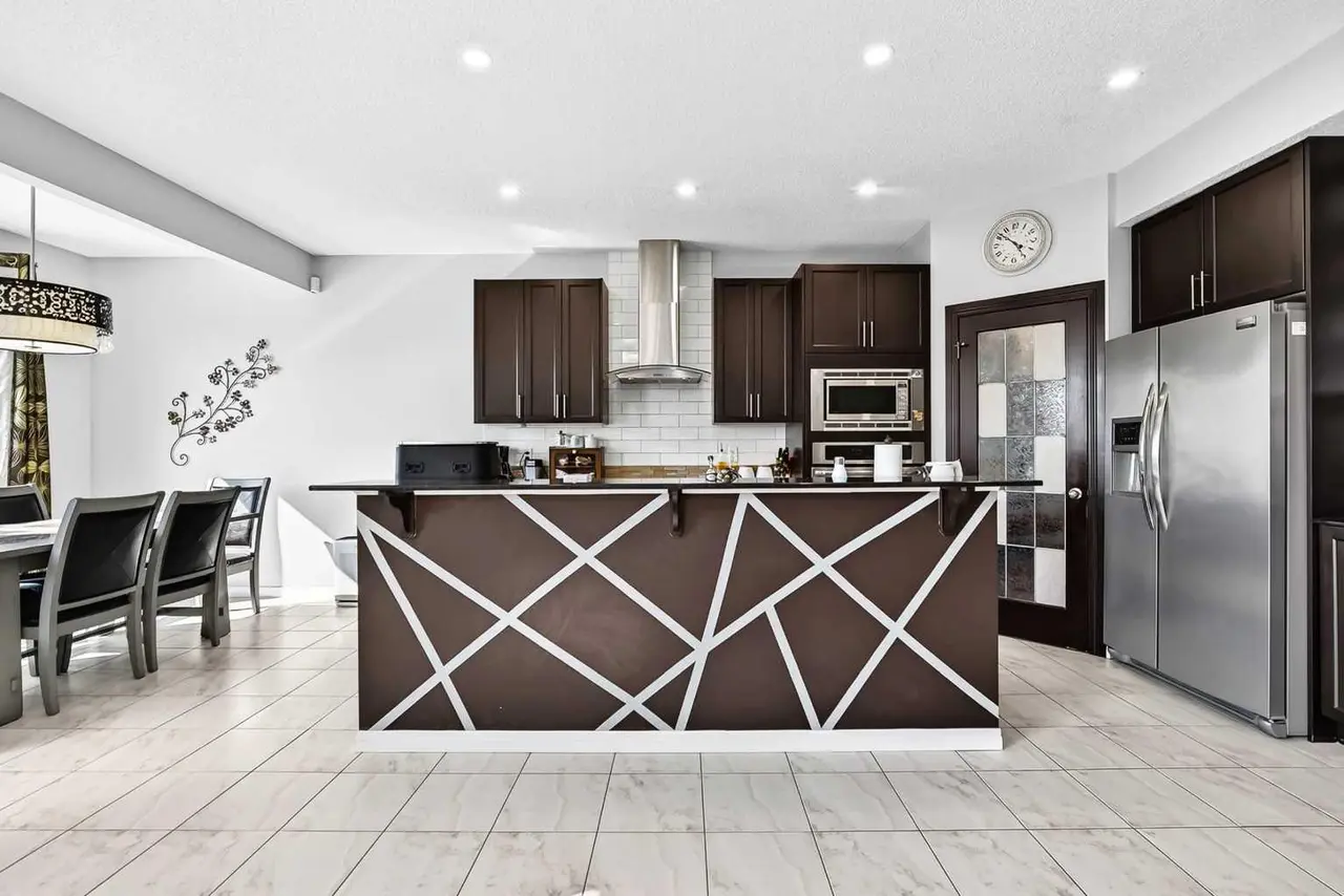 8 Skyview Point Terrace NE