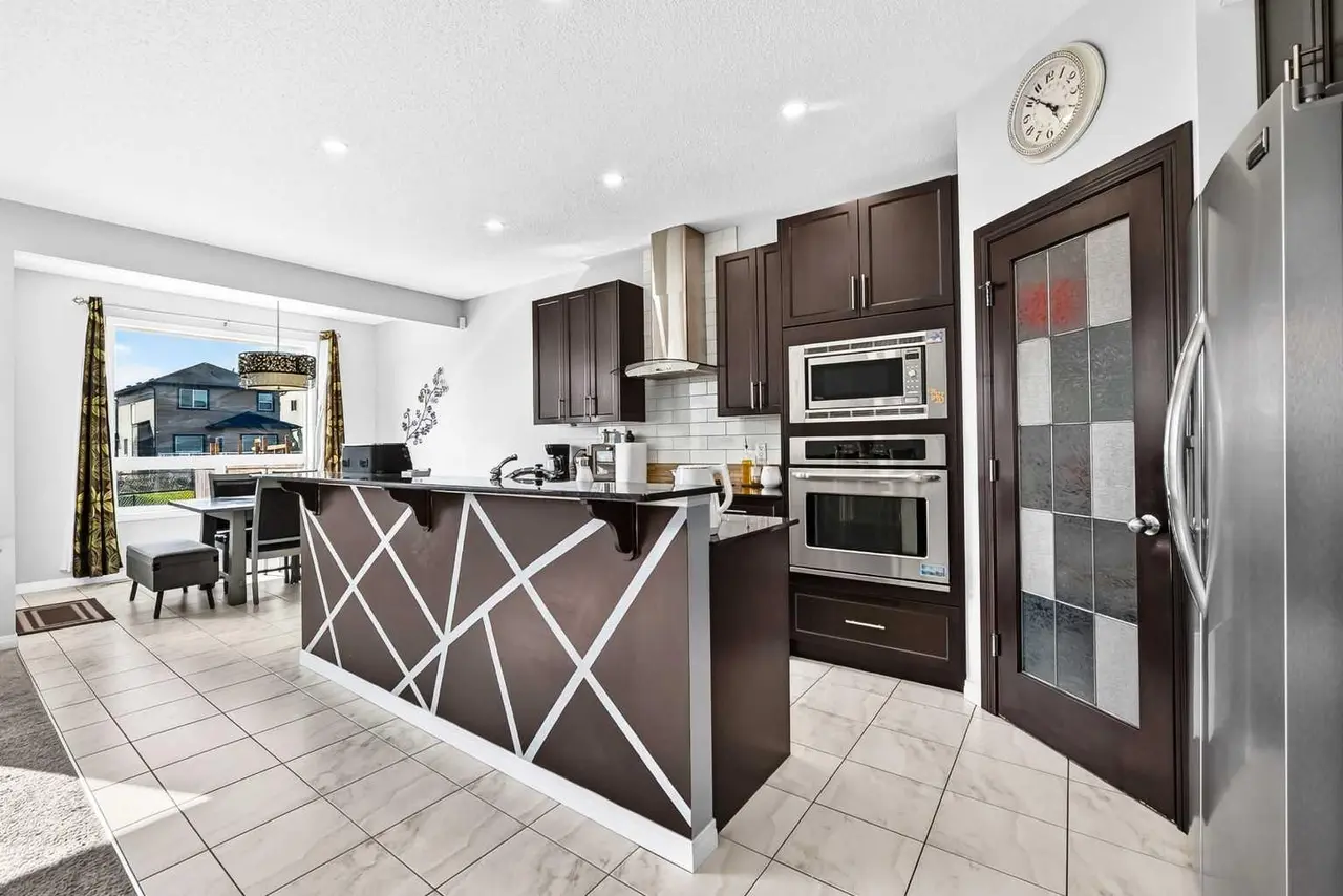 8 Skyview Point Terrace NE