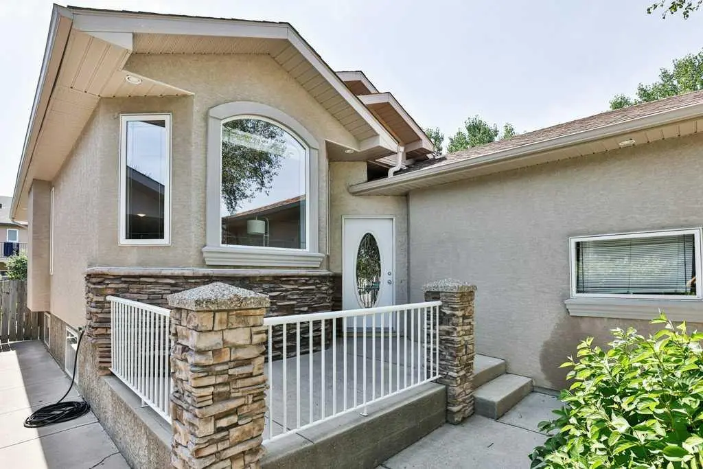 54 Rivercrest Court W