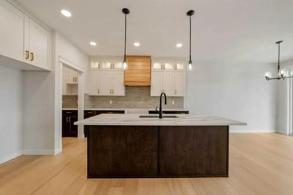 1027 Canyon Boulevard W