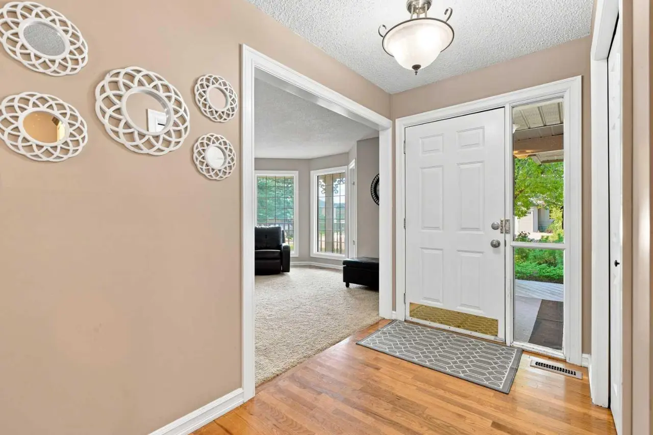 70 Sunset Way SE