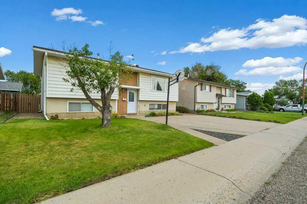 130 Hull Crescent NE