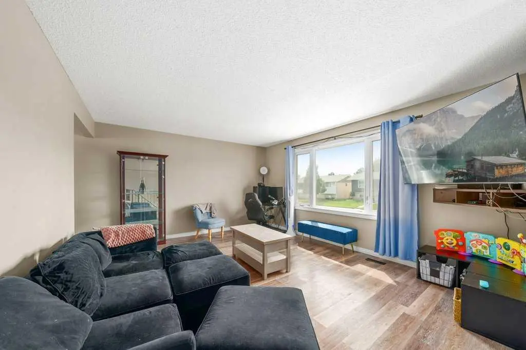130 Hull Crescent NE