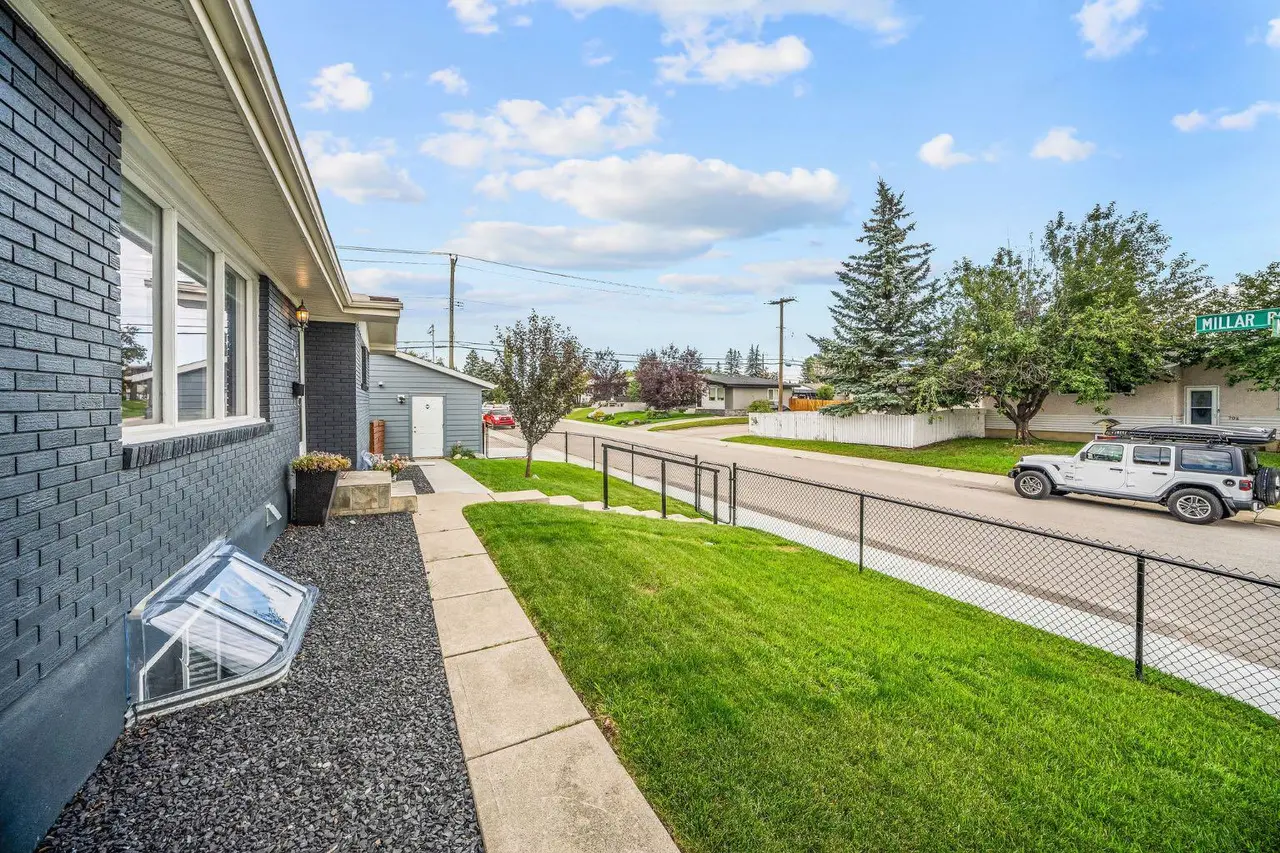 703 Millar Road NE
