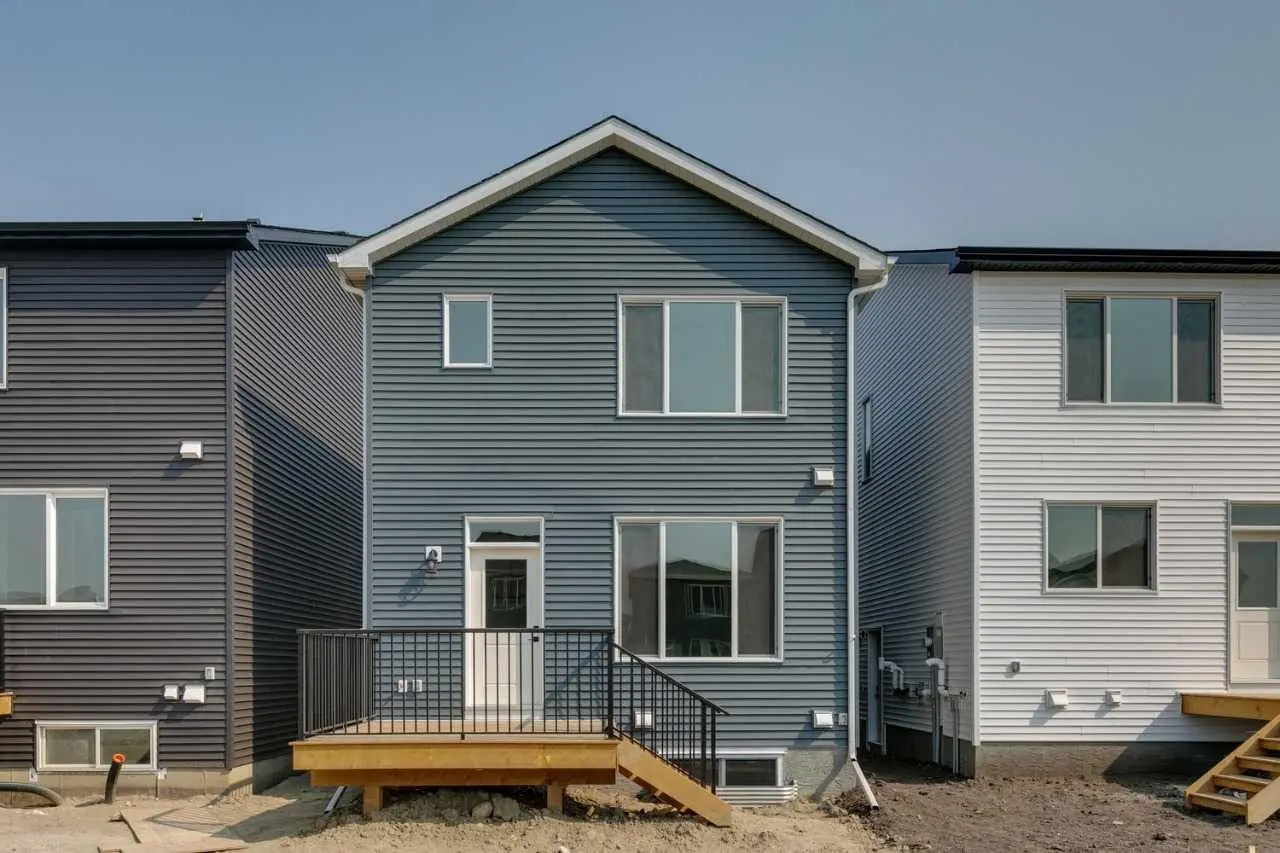 467 Buffaloberry Manor SE