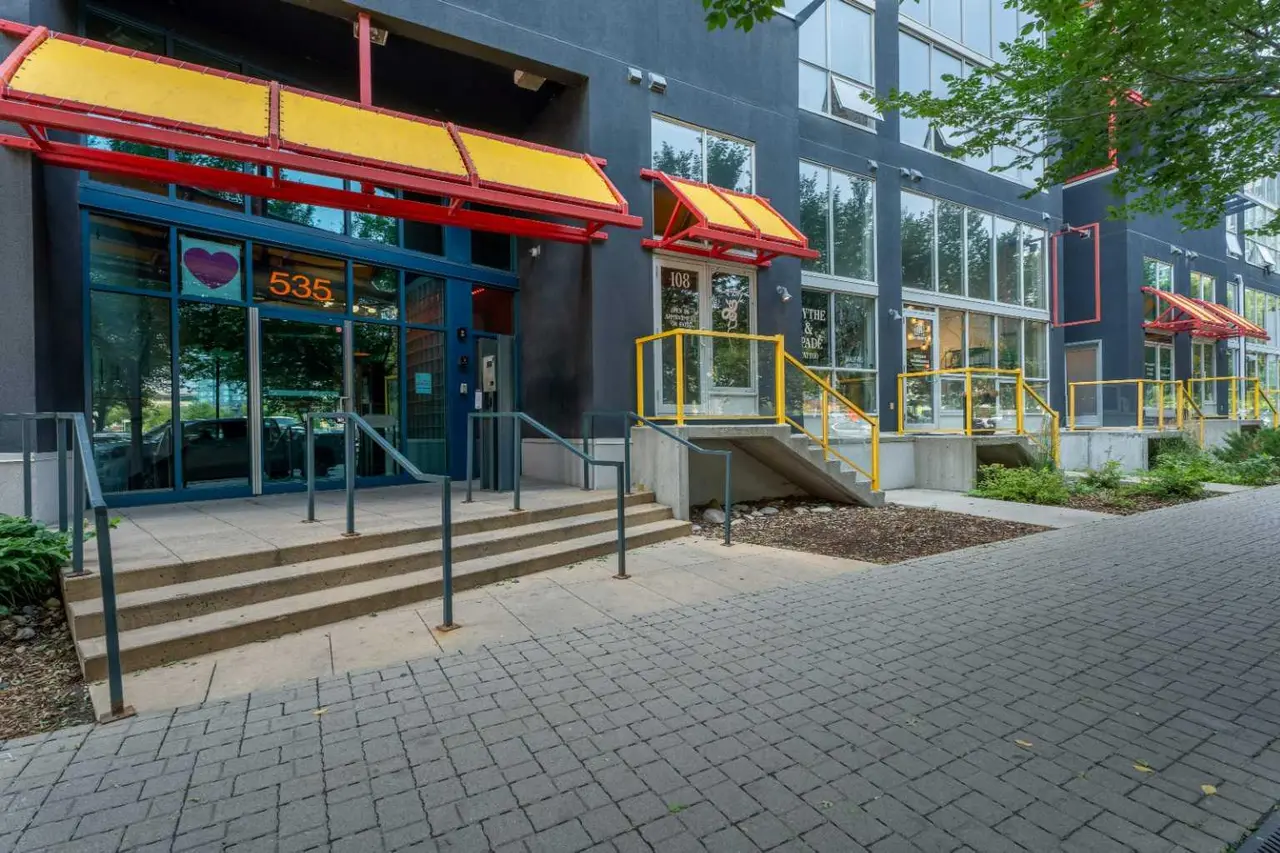 215, 535 8 Avenue SE