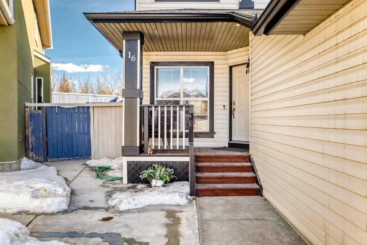 16 Saddlecrest Park NE