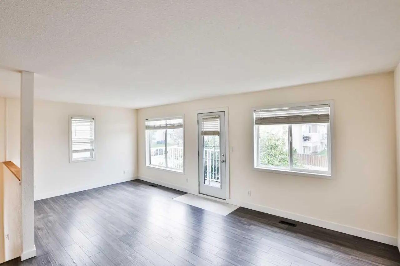 4, 304 Highlands Boulevard W