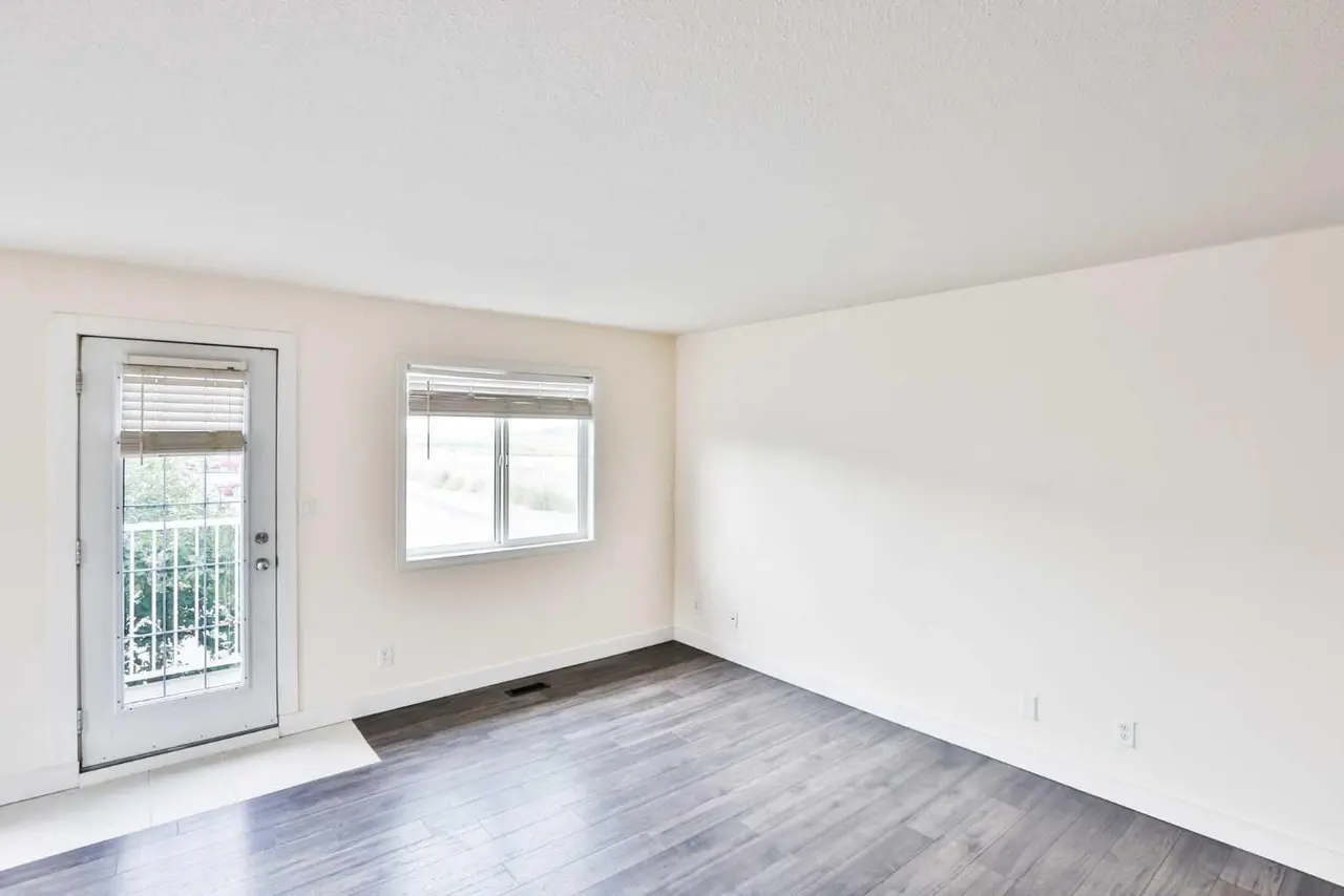 4, 304 Highlands Boulevard W