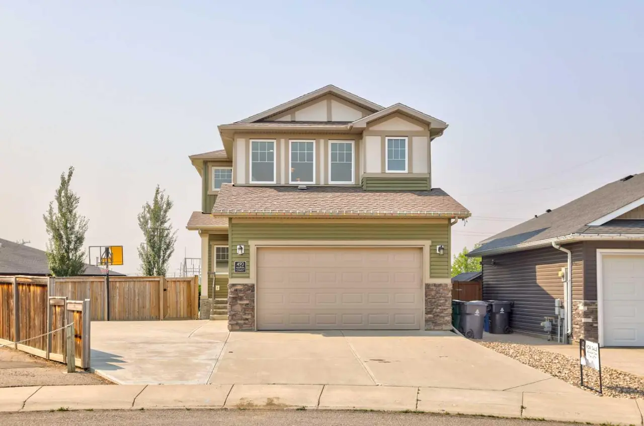 490 Mary Cameron Crescent N