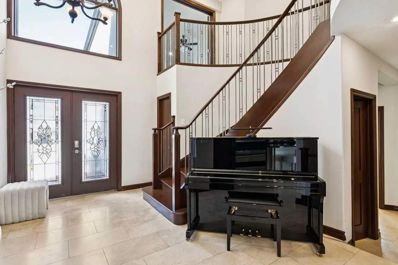 223 Pump Hill Crescent 
