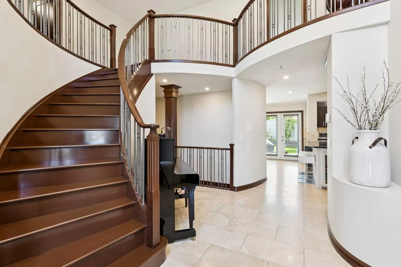 223 Pump Hill Crescent 