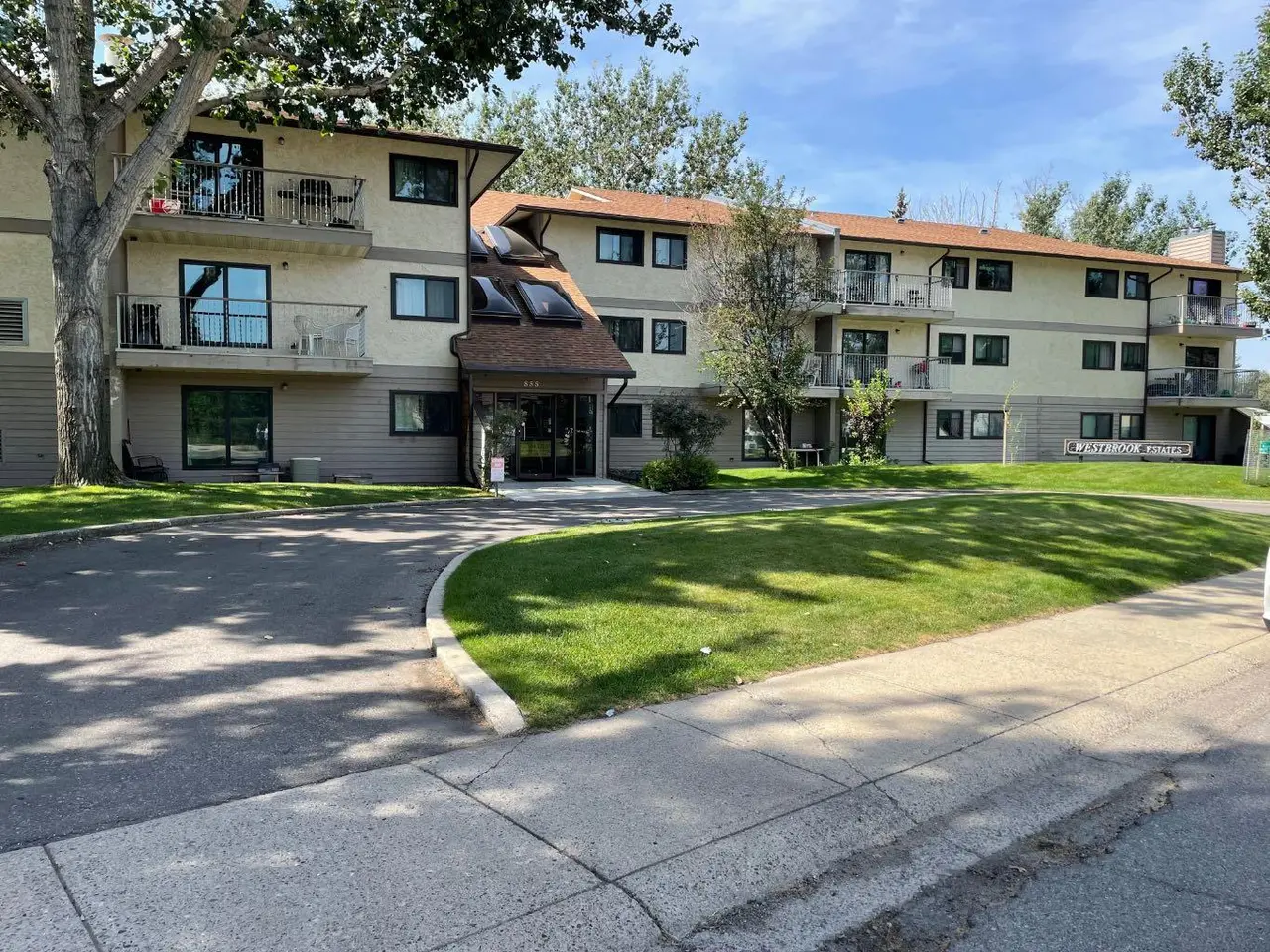207, 855 Columbia Boulevard W